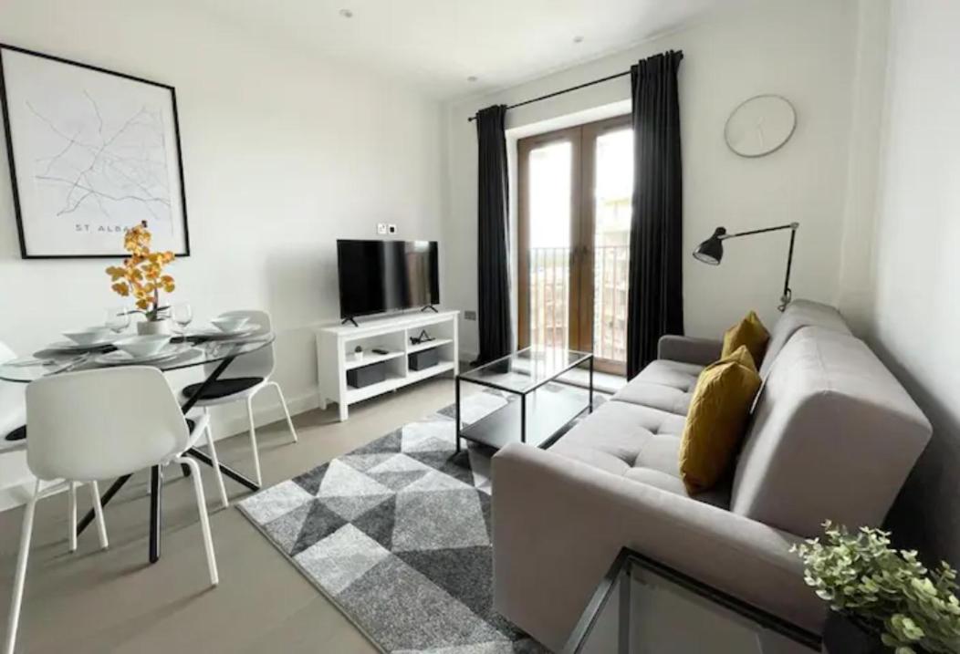 Apartment- St Albans with WiFi &amp; Close to Station - Housity