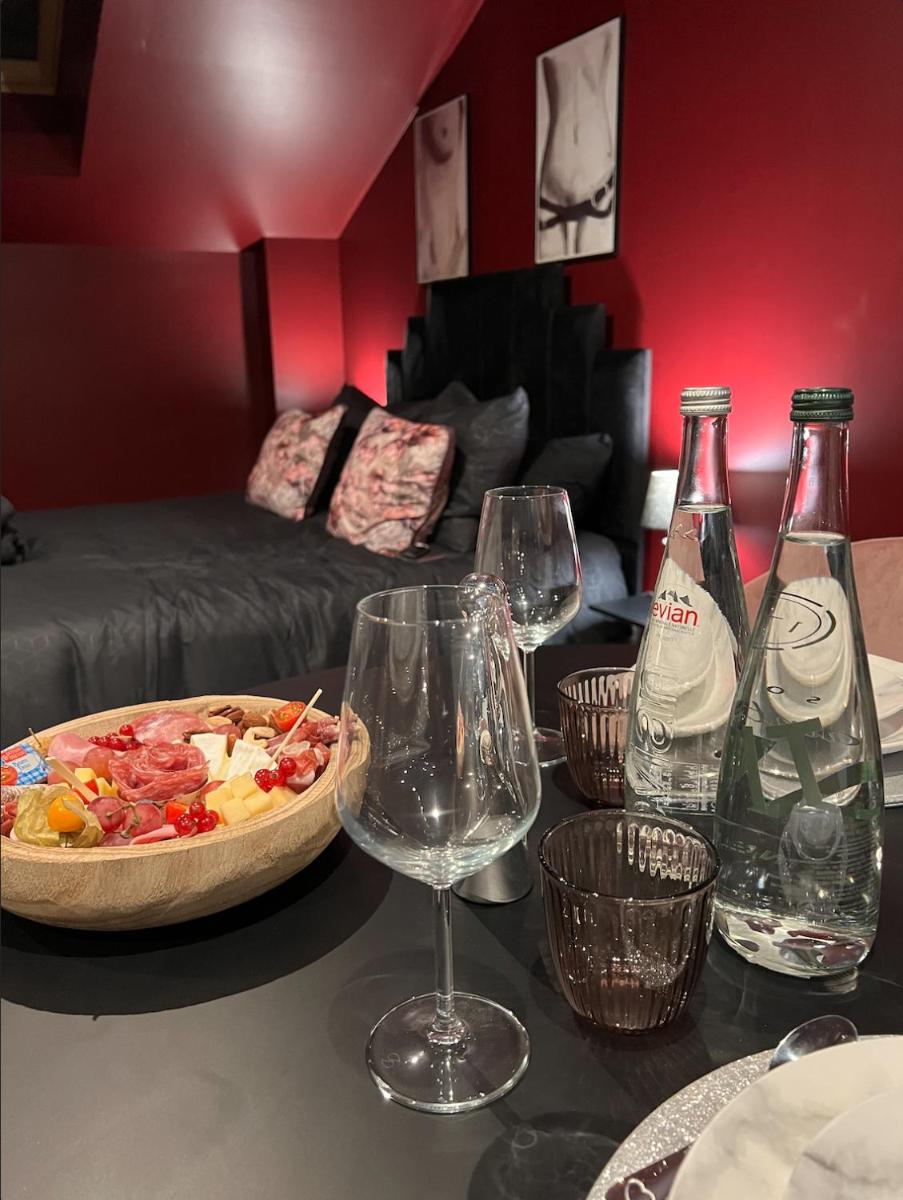 PARENTHESE LOVE - Amour & Tentation Suite Balnéo SPA Proche Orly-Paris - Housity