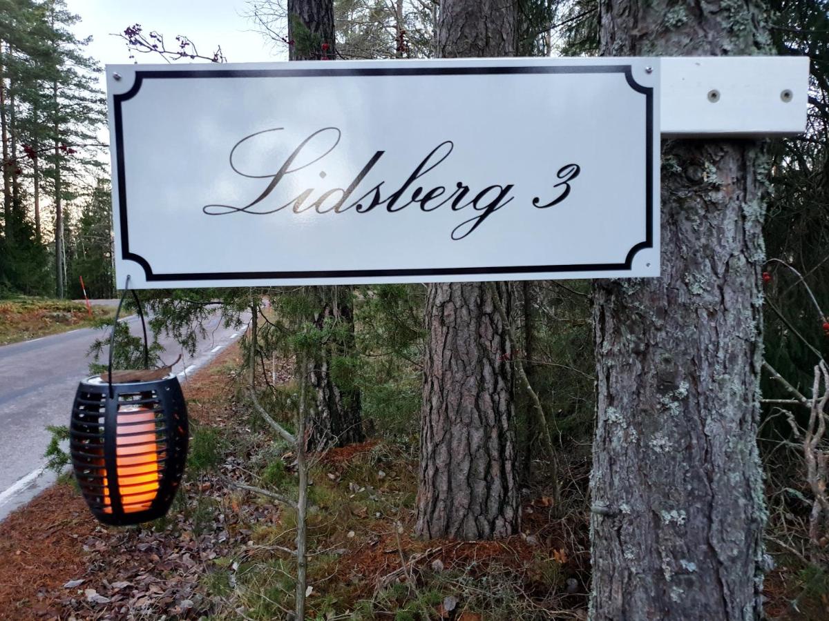 Lidsbergs torp i Ölme från år 1910 Ett eget mysigt torp med kakelugn, lågt i tak, sovrum på loft med snedtak bäddsoffa i v-rum trädgård och gasgrill - Housity
