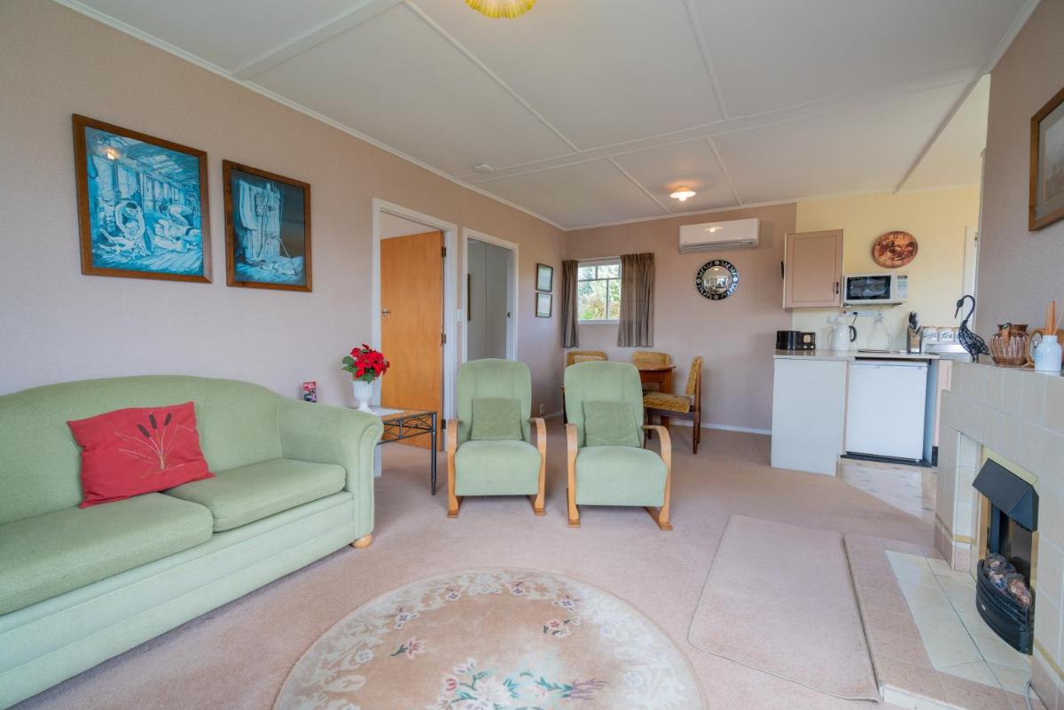 Rustlein Cottage - Te Anau Holiday Home - Housity