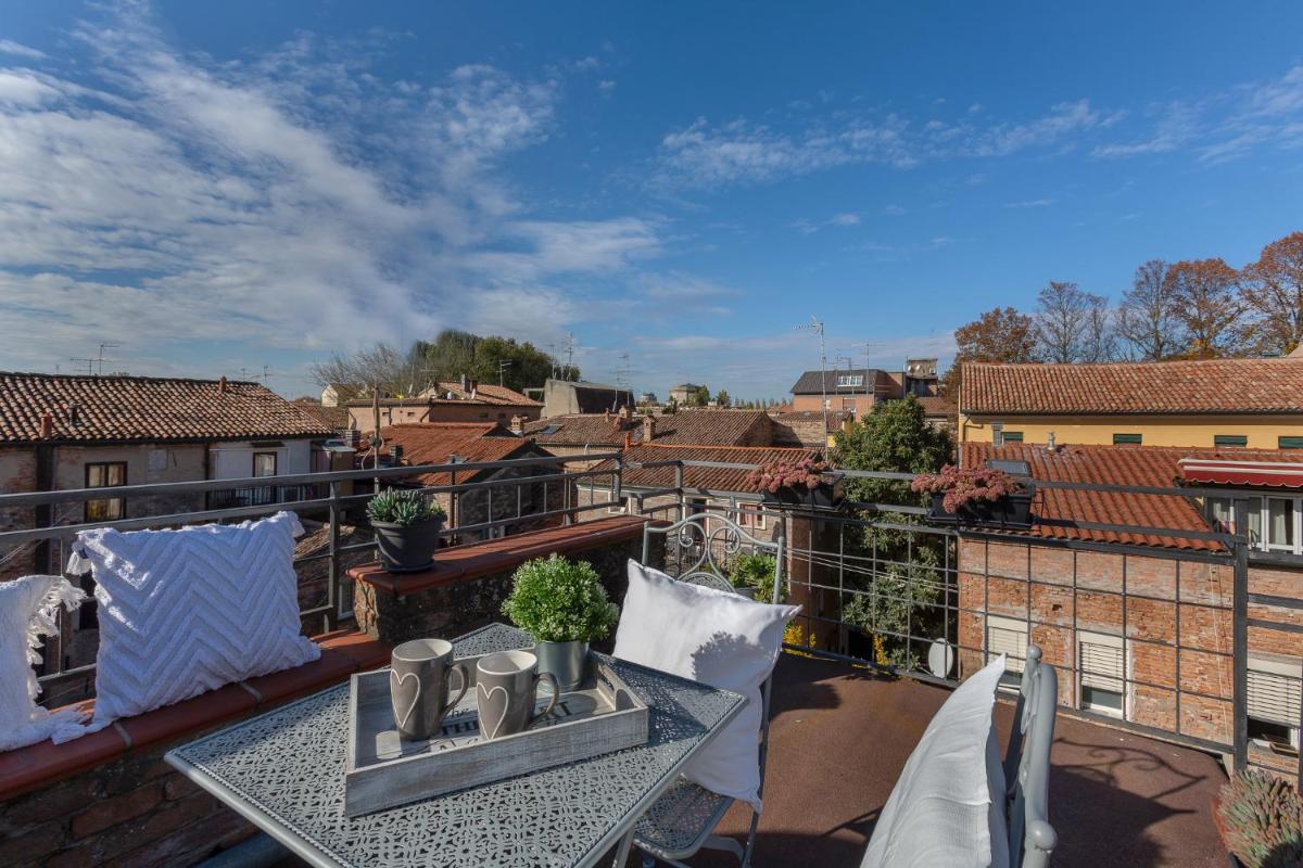 Ferrara Duplex Terrace Apartment x4 - Housity
