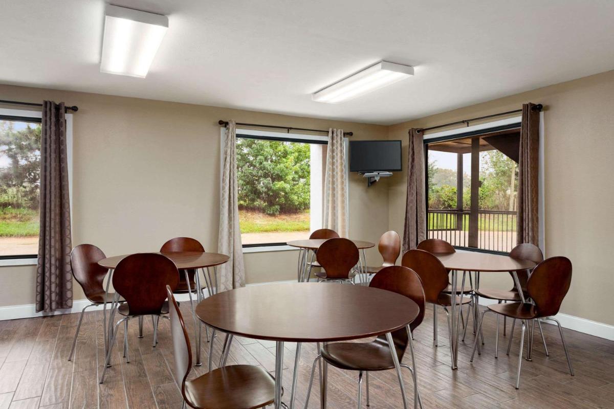 Super 8 by Wyndham Brookhaven - Housity