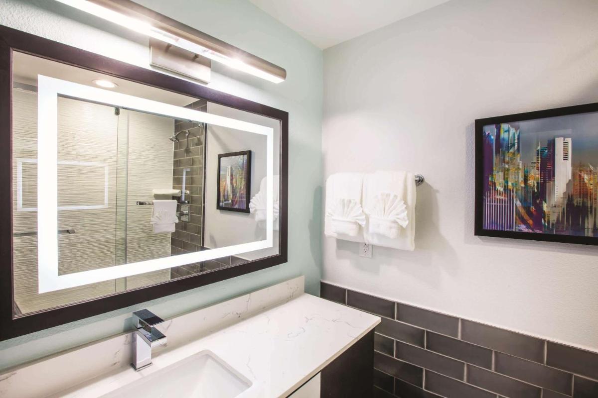 Holiday Inn Express - Dallas Downtown, an IHG Hotel - Housity