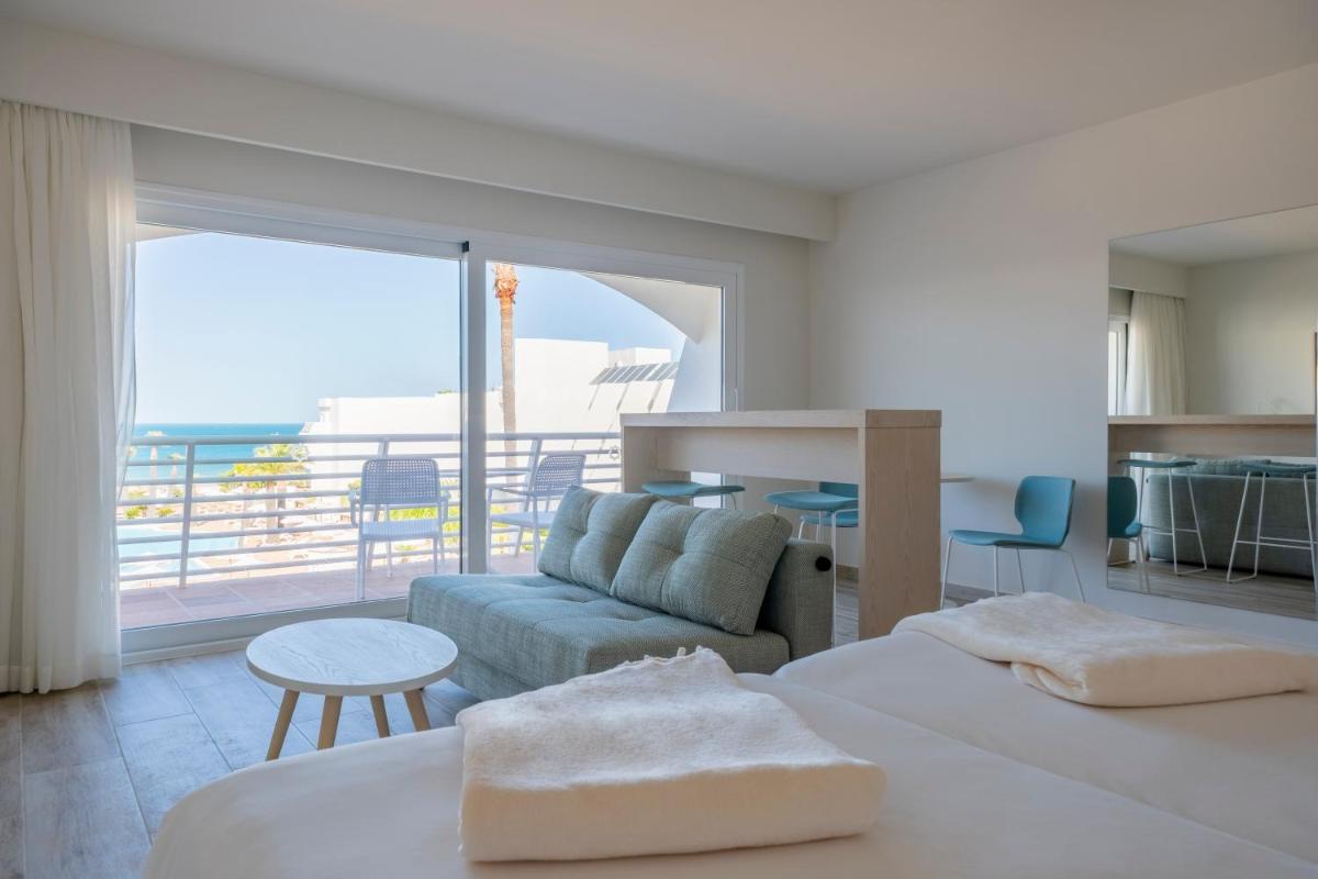 Cama o camas de una habitación en Iberostar Waves Royal Andalus