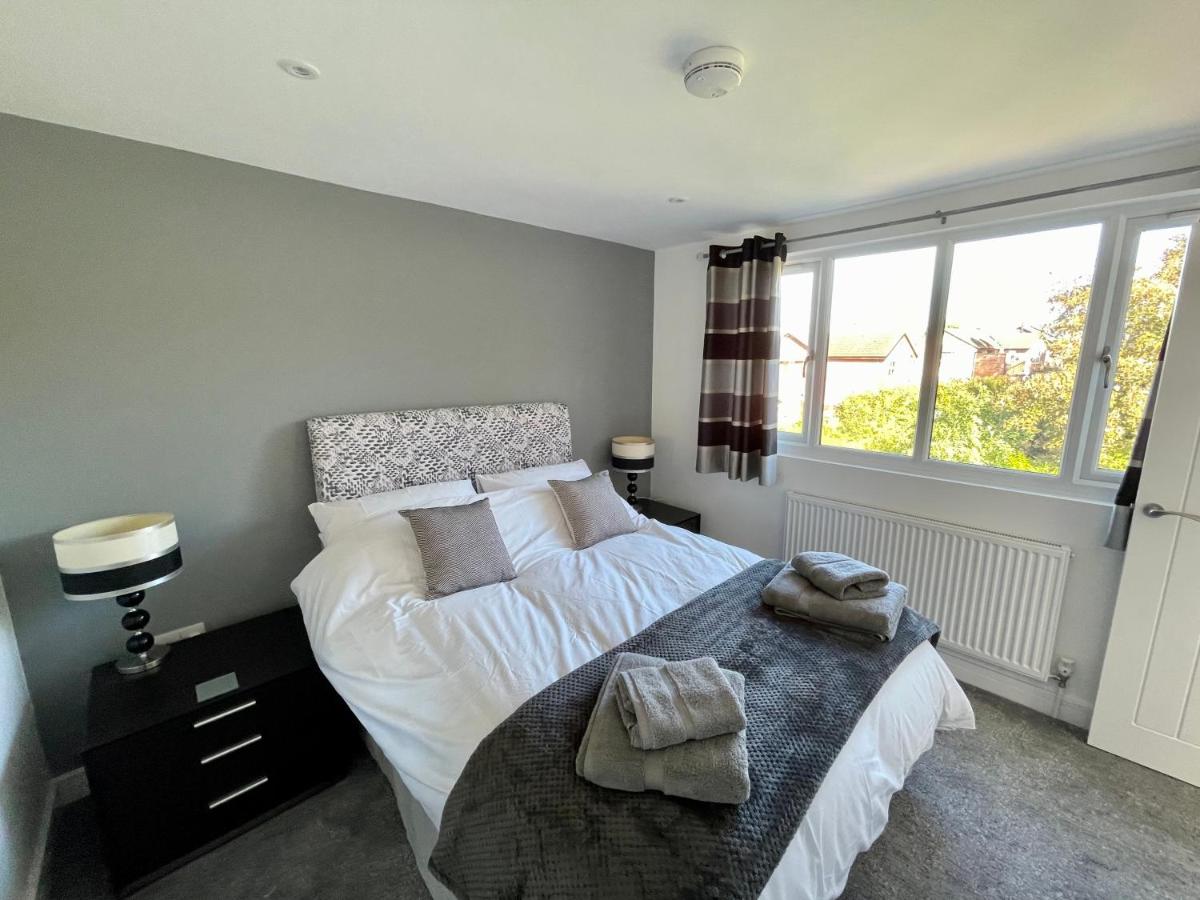 BH - Luxurious 1 bed top floor apartment with parking - please read about score - Housity