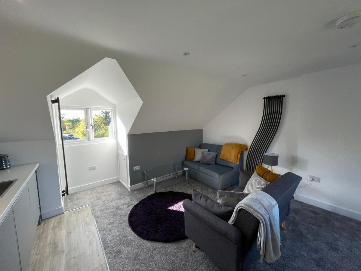 BH - Luxurious 1 bed top floor apartment with parking - please read about score - Housity