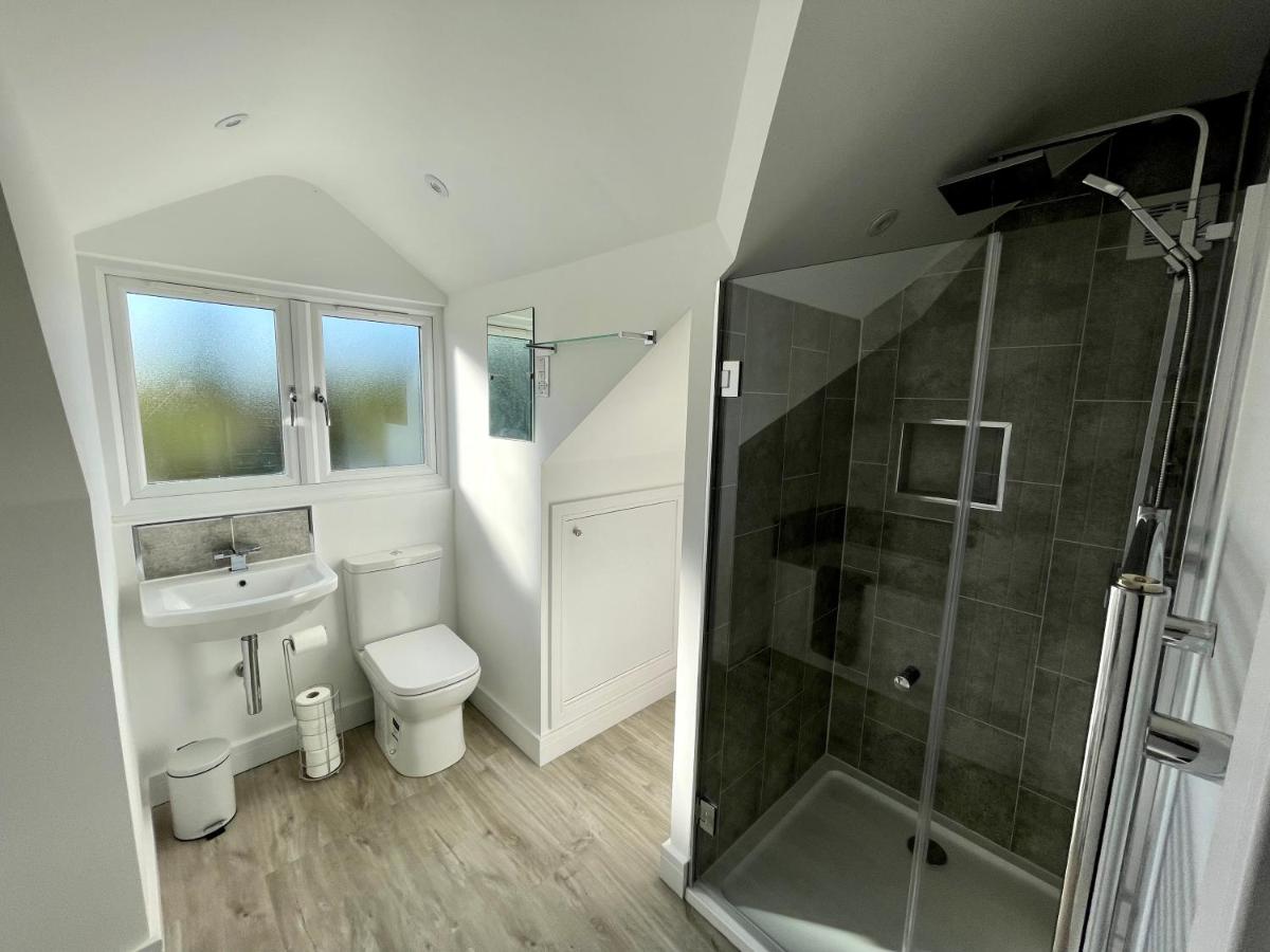 BH - Luxurious 1 bed top floor apartment with parking - please read about score - Housity