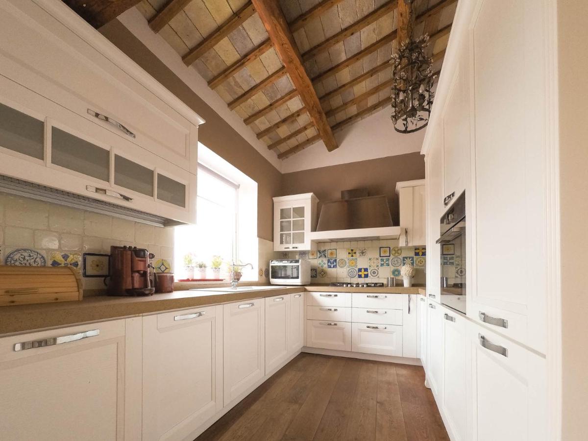 Il Bianconiglio R&B - Housity