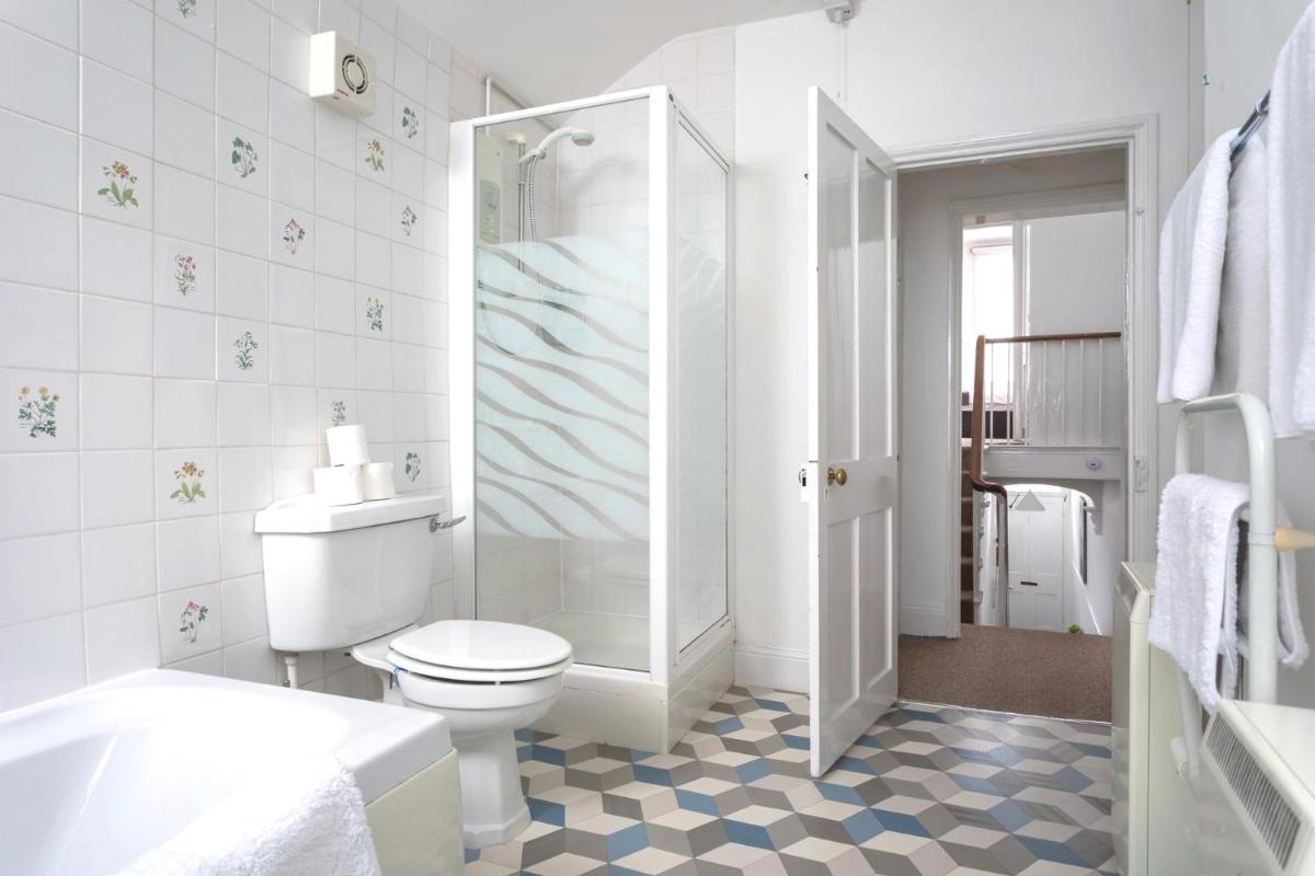 St George's Place - Fab Cheltenham Town House - Housity