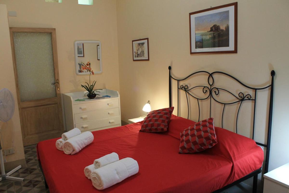 Adelfes Apartments - Housity