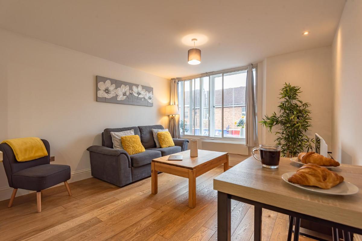 Cosy & Bright 2 Bedroom Apartment in Newbury Town Centre - SLEEPS 7 - Housity
