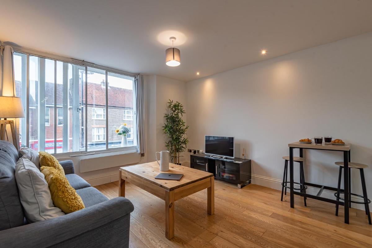 Cosy & Bright 2 Bedroom Apartment in Newbury Town Centre - SLEEPS 7 - Housity