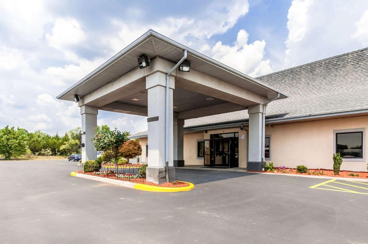 Econo Lodge Inn & Suites - Housity