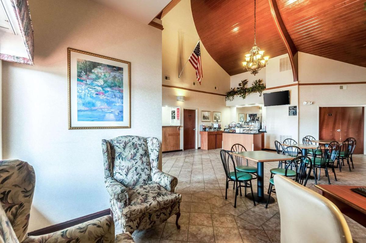 Econo Lodge Inn & Suites - Housity