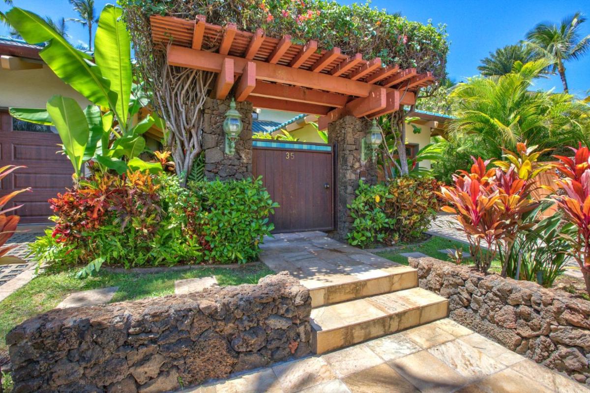 K B M Resorts BAY-35 - Presidential 5bd, 5ba beach-front estate, air conditioning, steps to ocean - Housity