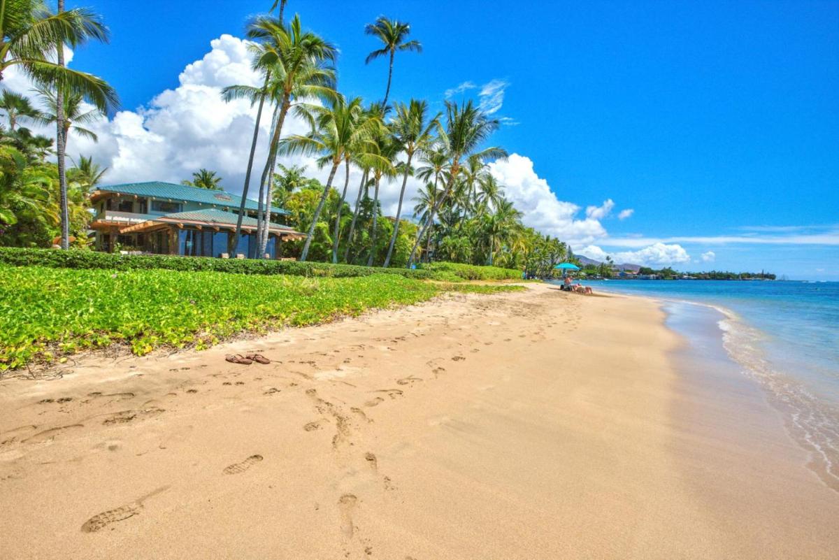 K B M Resorts BAY-35 - Presidential 5bd, 5ba beach-front estate, air conditioning, steps to ocean - Housity