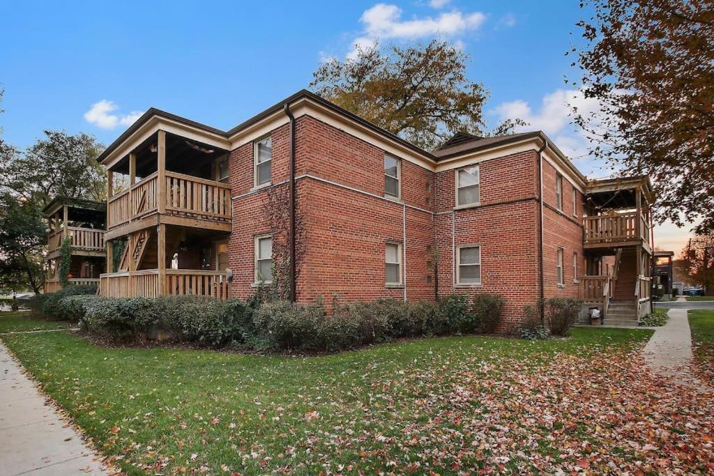 Charming 1BR Apt with Spacious Living Room - Foster 1S - Housity