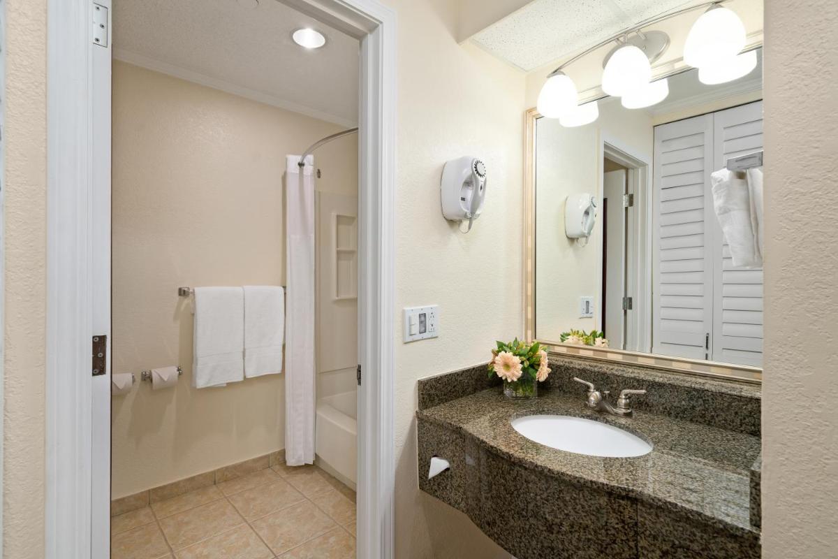 Comfort Suites Paradise Island - Housity