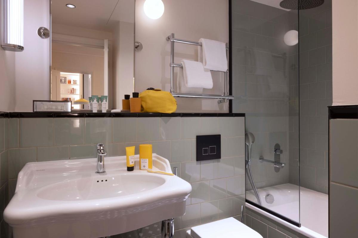 Salle de bains dans l'établissement Dadou Paris