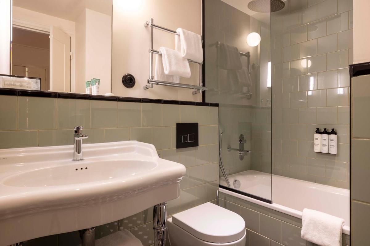 Salle de bains dans l'établissement Dadou Paris