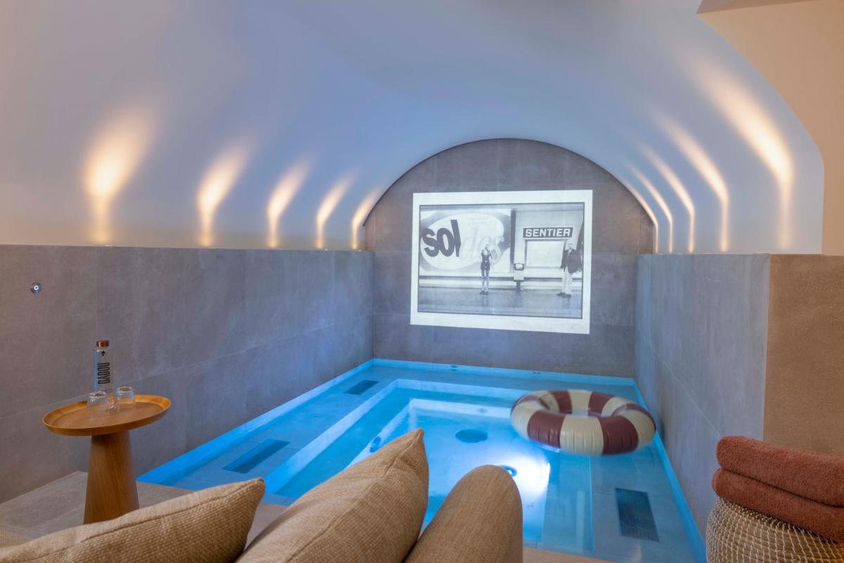 Piscine de l'établissement Dadou Paris ou située à proximité