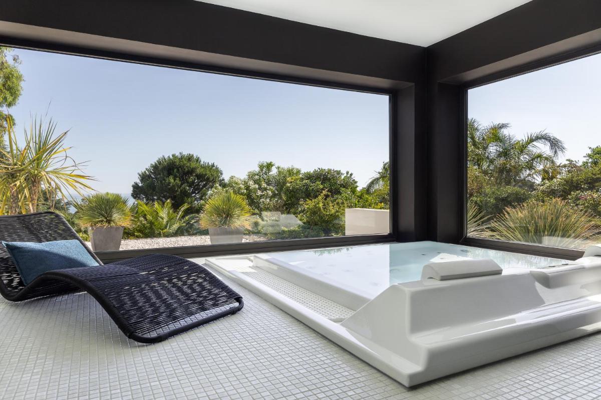 Piscine de l'établissement Grand Hotel Du Golfe - Spa & Restaurant ou située à proximité