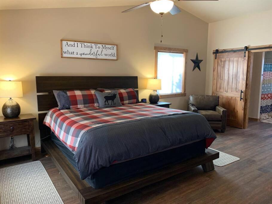 Skyfall Cabin. Stunning views, Hot Tub, minutes from Zion - Housity