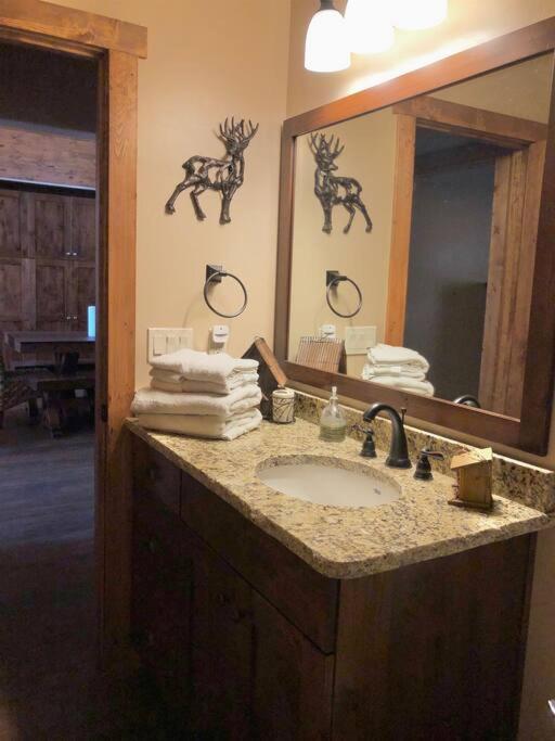 Skyfall Cabin. Stunning views, Hot Tub, minutes from Zion - Housity