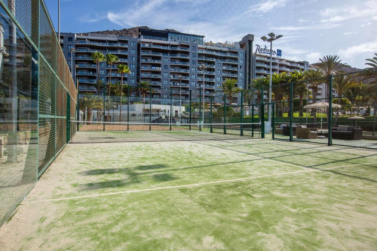 Instalaciones para jugar a tenis o squash en Radisson Blu Resort Gran Canaria o alrededores