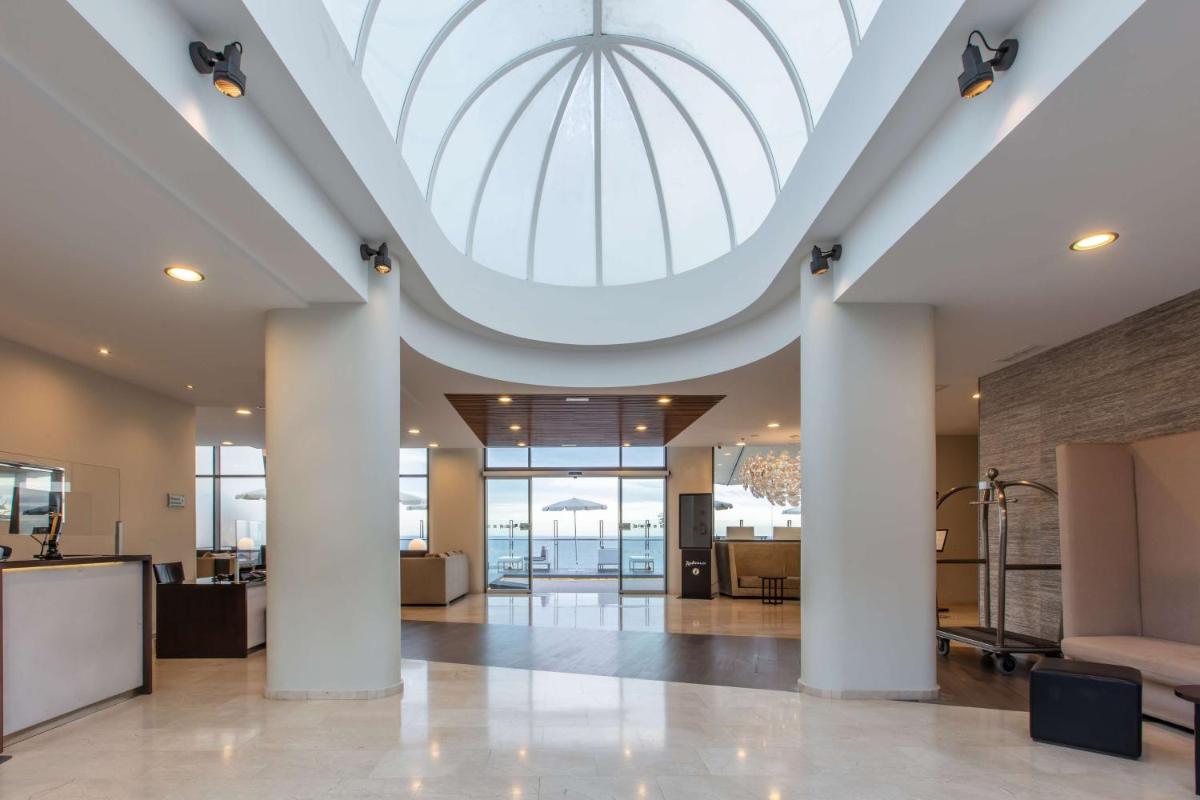 El vestíbulo o zona de recepción de Radisson Blu Resort Gran Canaria
