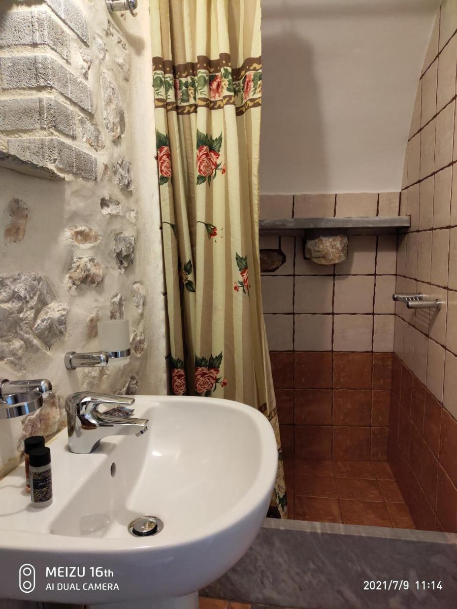 Petrounis Hotel - Housity