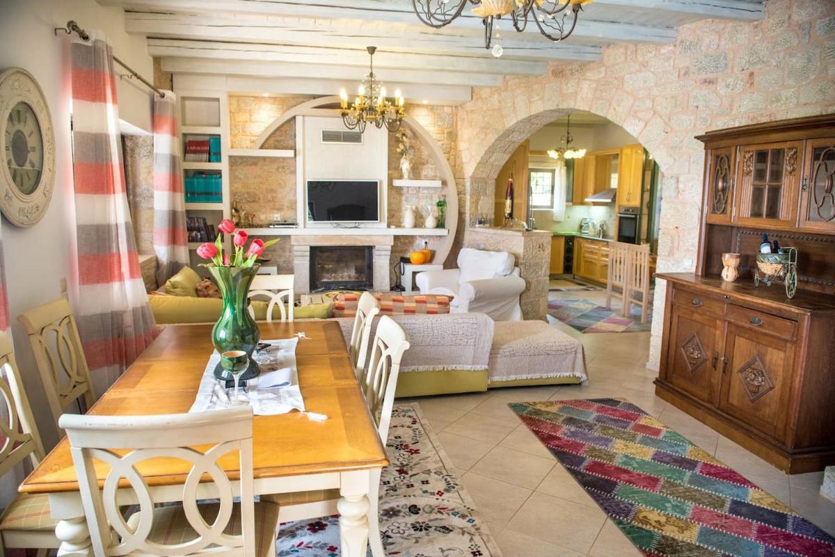 Suitetrails - Magnificent, Authentic Private Villa and the Guest house