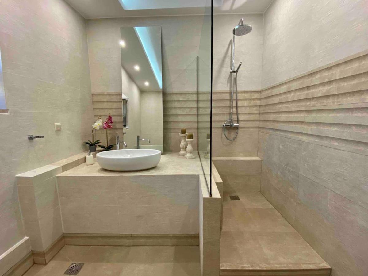 Suitetrails - Magnificent, Authentic Private Villa and the Guest house