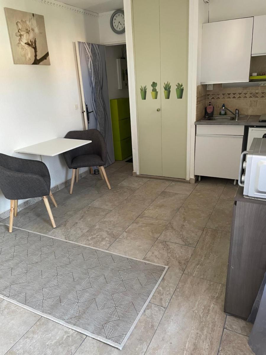 studio climatisé proche port et plages - Housity