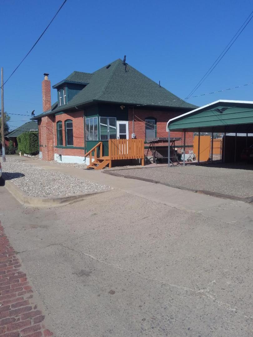 Quiet upstairs studio close to town 420 friendly - Housity