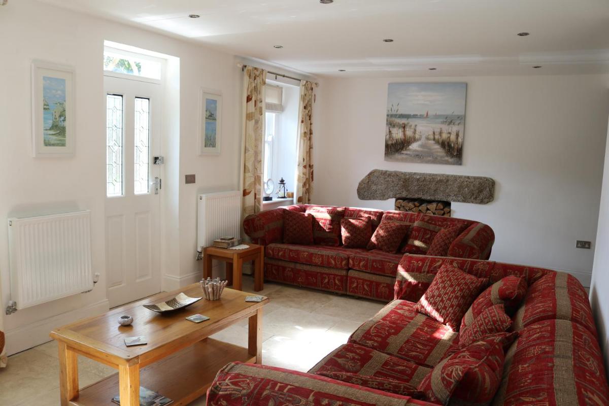 Large cottage, 3 beds all en-suite, small village location overlooking Mousehole - Housity
