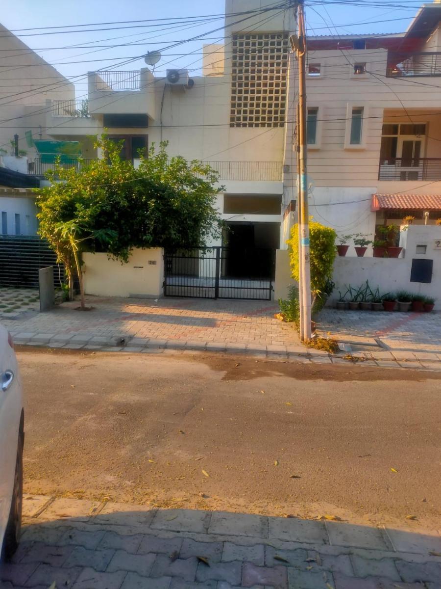 Peaceful Furnished Room with kitchen Wifi Ac in sec 71 mohali - Housity