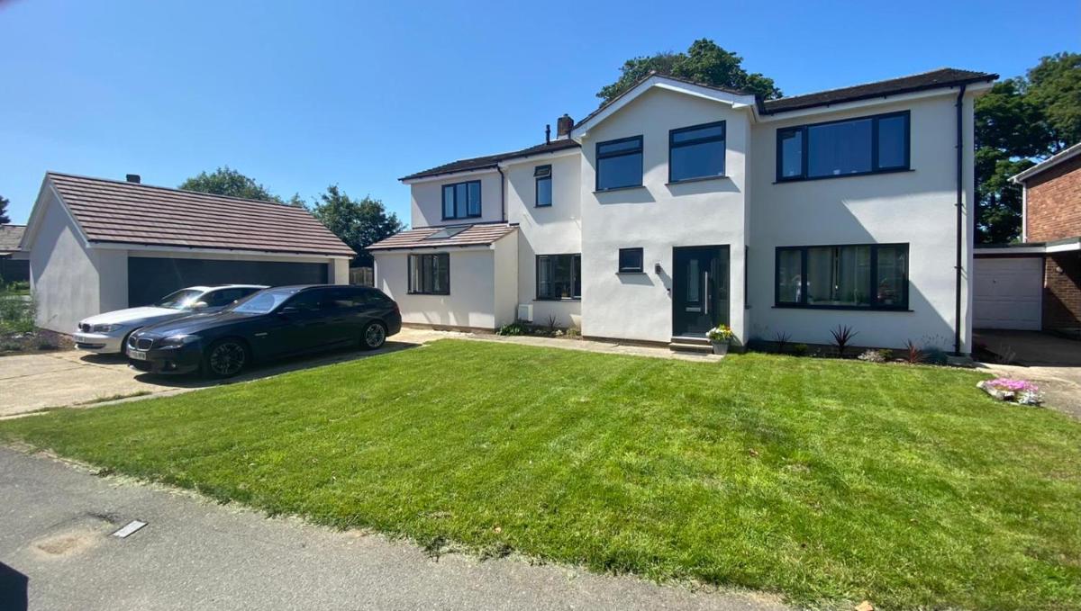 Modern Luxury 1 bed apartment with parking near Stansted Airport - Housity