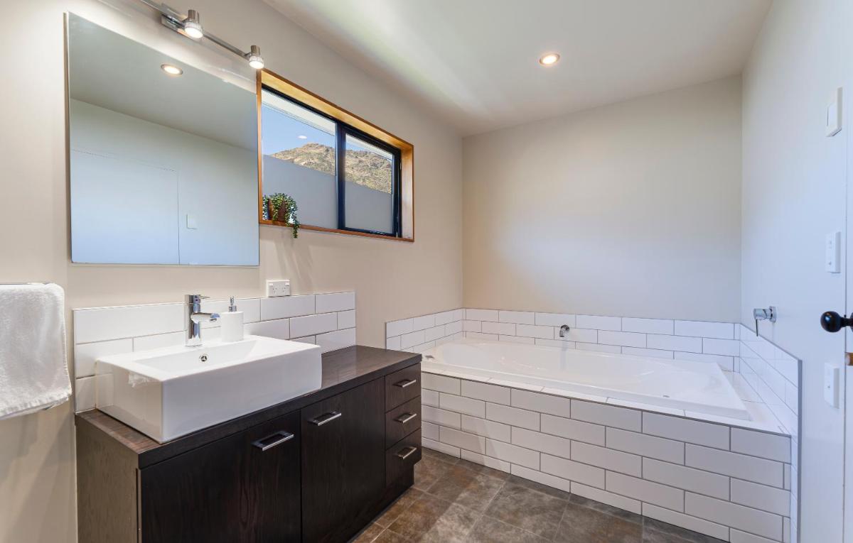 Riverside Three Bedroom - Remarkable Views - Housity