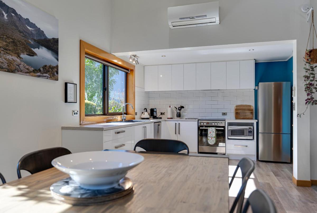 Riverside Three Bedroom - Remarkable Views - Housity