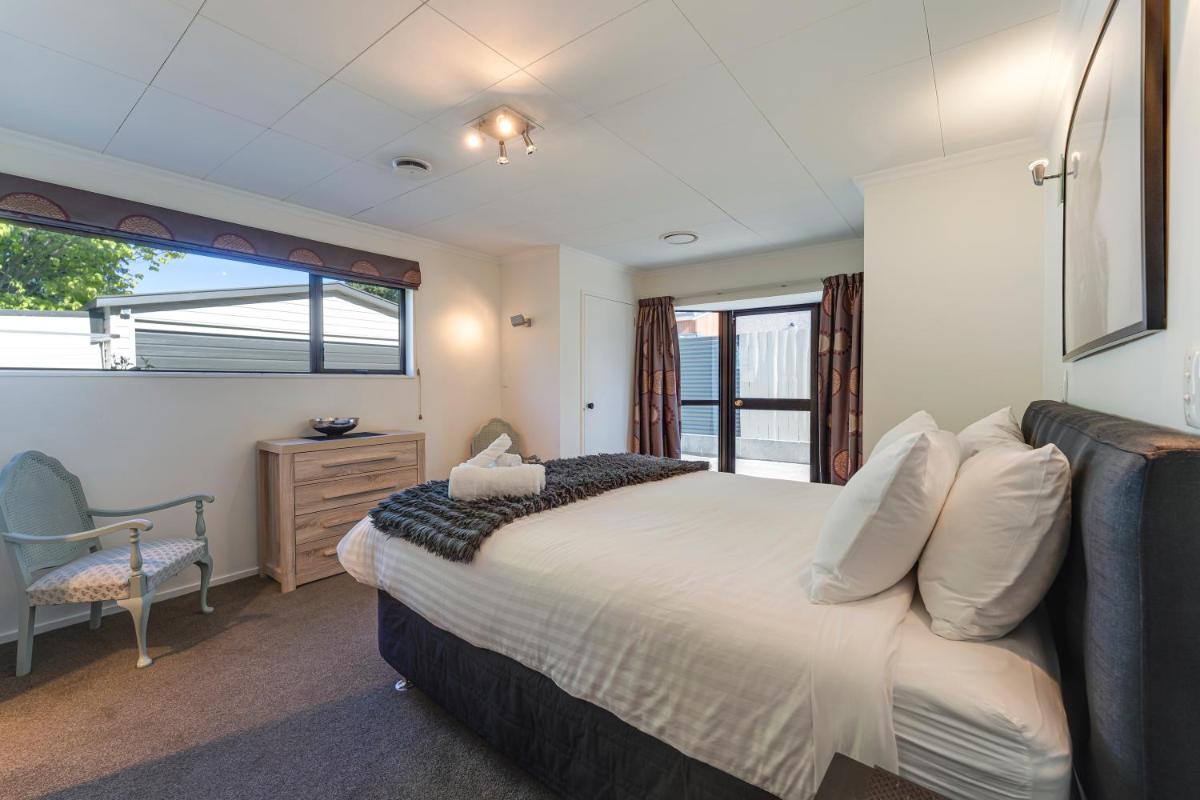 Riverside Three Bedroom - Remarkable Views - Housity