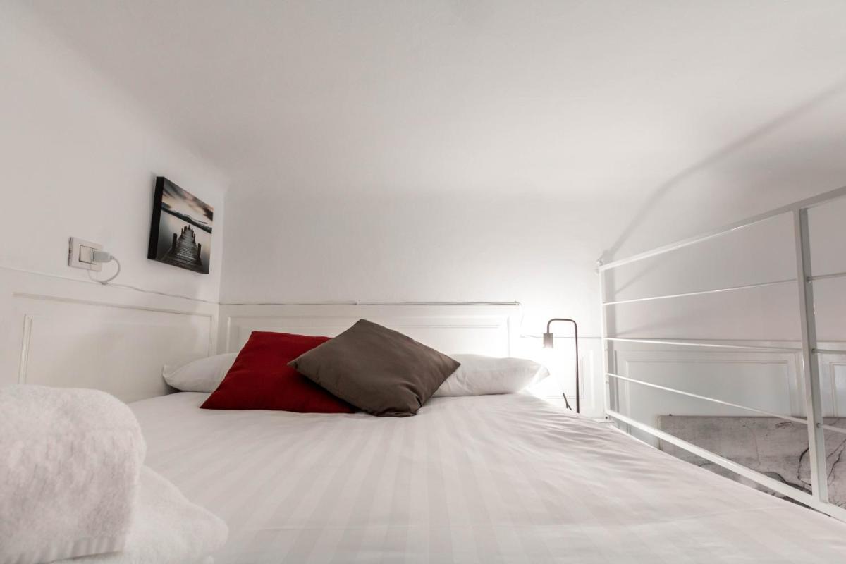 JOIVY Lovely Studio for 2 with Balcony near Duomo - Housity