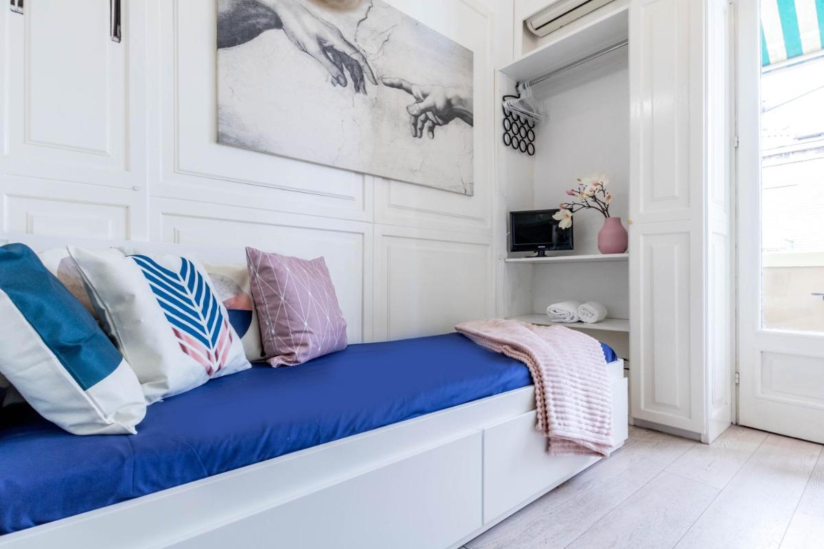 JOIVY Lovely Studio for 2 with Balcony near Duomo - Housity