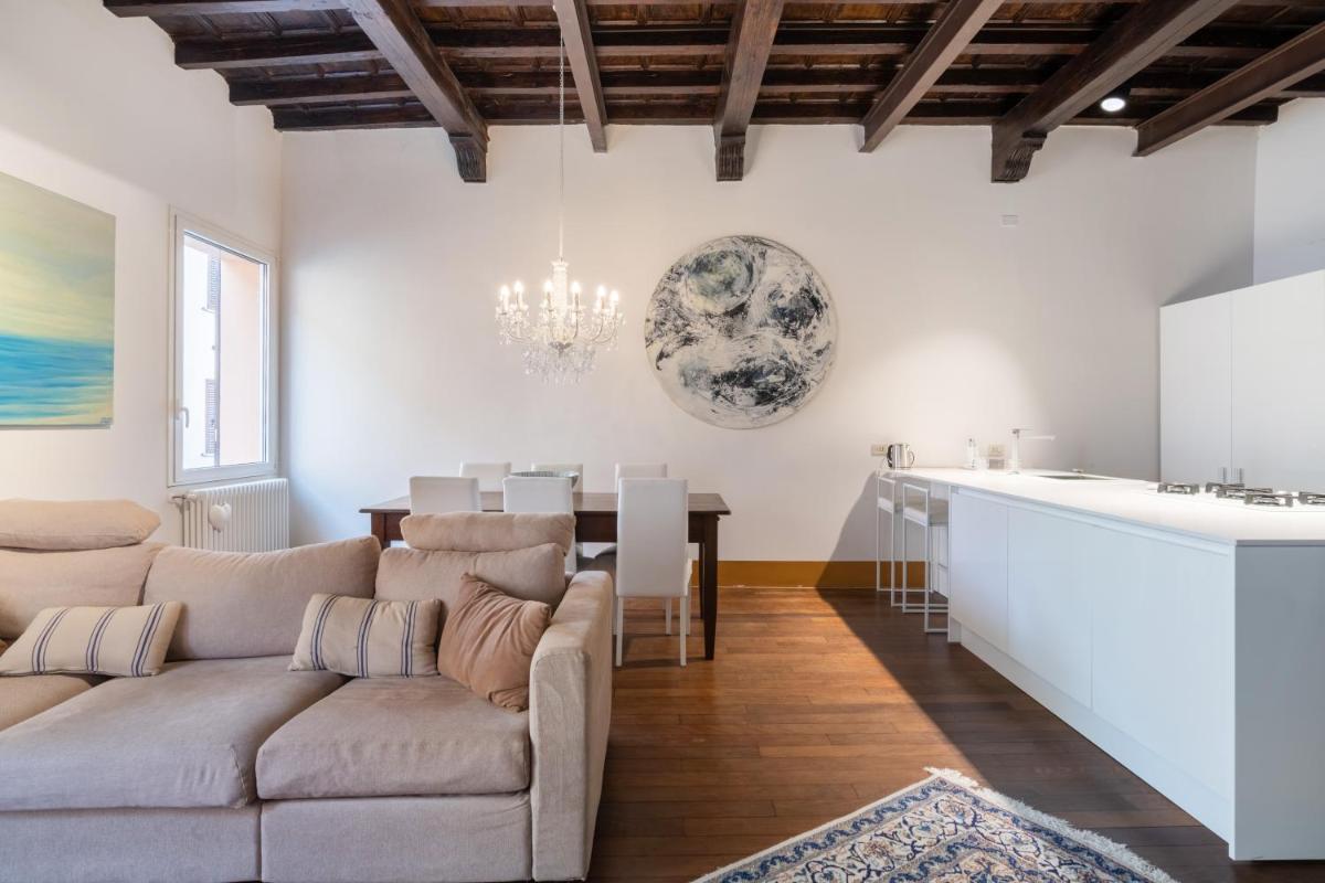Exclusive Elegant Apartment in pieno centro! x4 - Housity