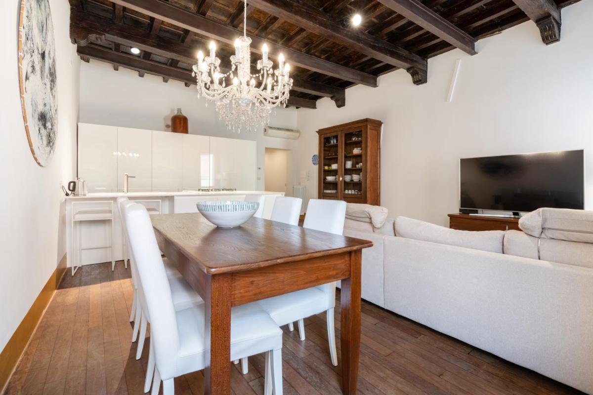 Exclusive Elegant Apartment in pieno centro! x4 - Housity
