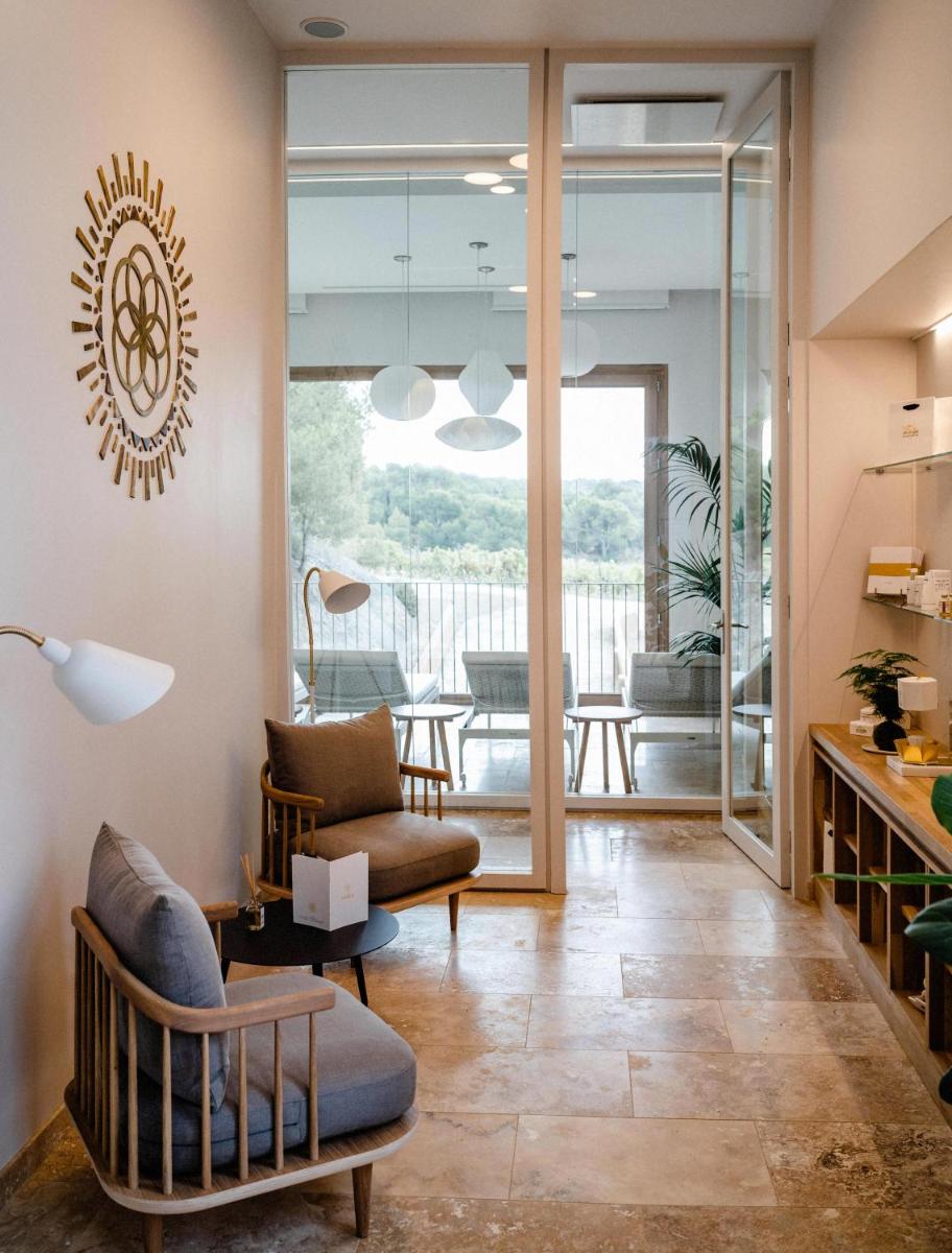 Coin salon dans l'établissement Château L'Hospitalet Wine Resort Beach & Spa