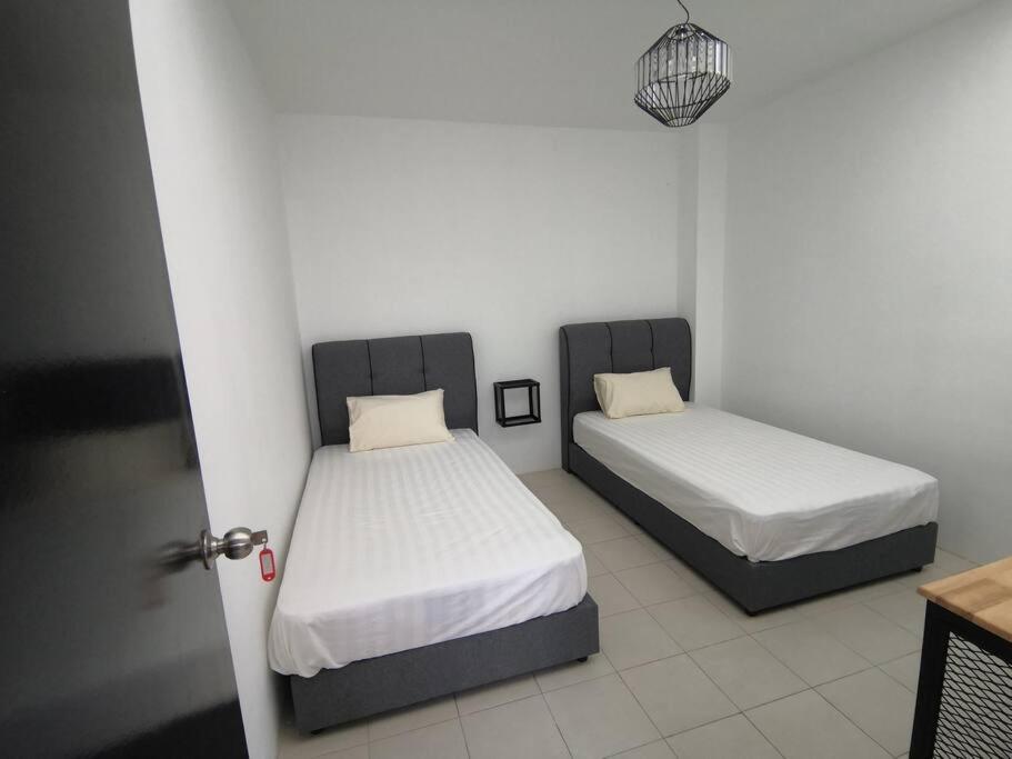 MODERN , SPACIOUS GAMBANG UMP 18 Guest House - Housity