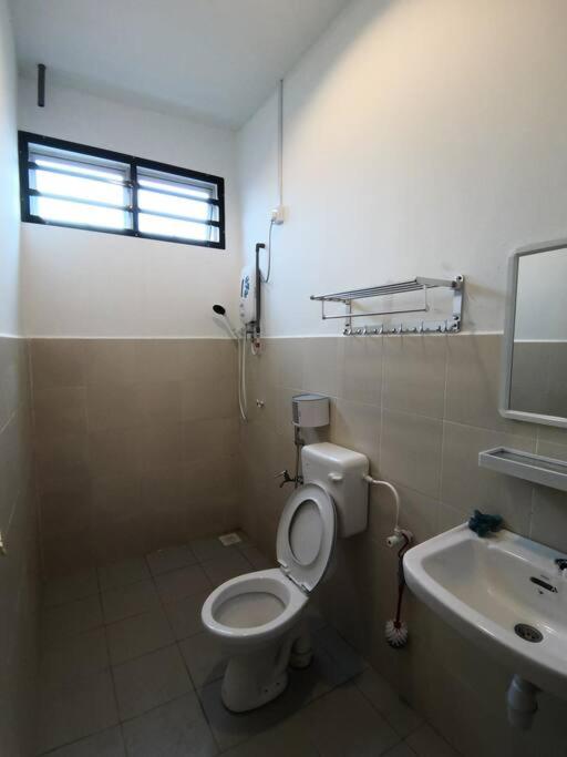 MODERN , SPACIOUS GAMBANG UMP 18 Guest House - Housity