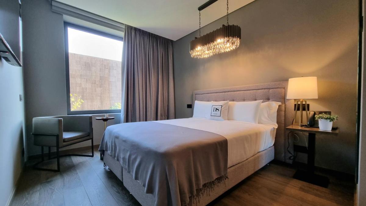 um quarto de hotel com uma cama e uma janela em DS Hotel Lusopark em Santa Maria da Feira