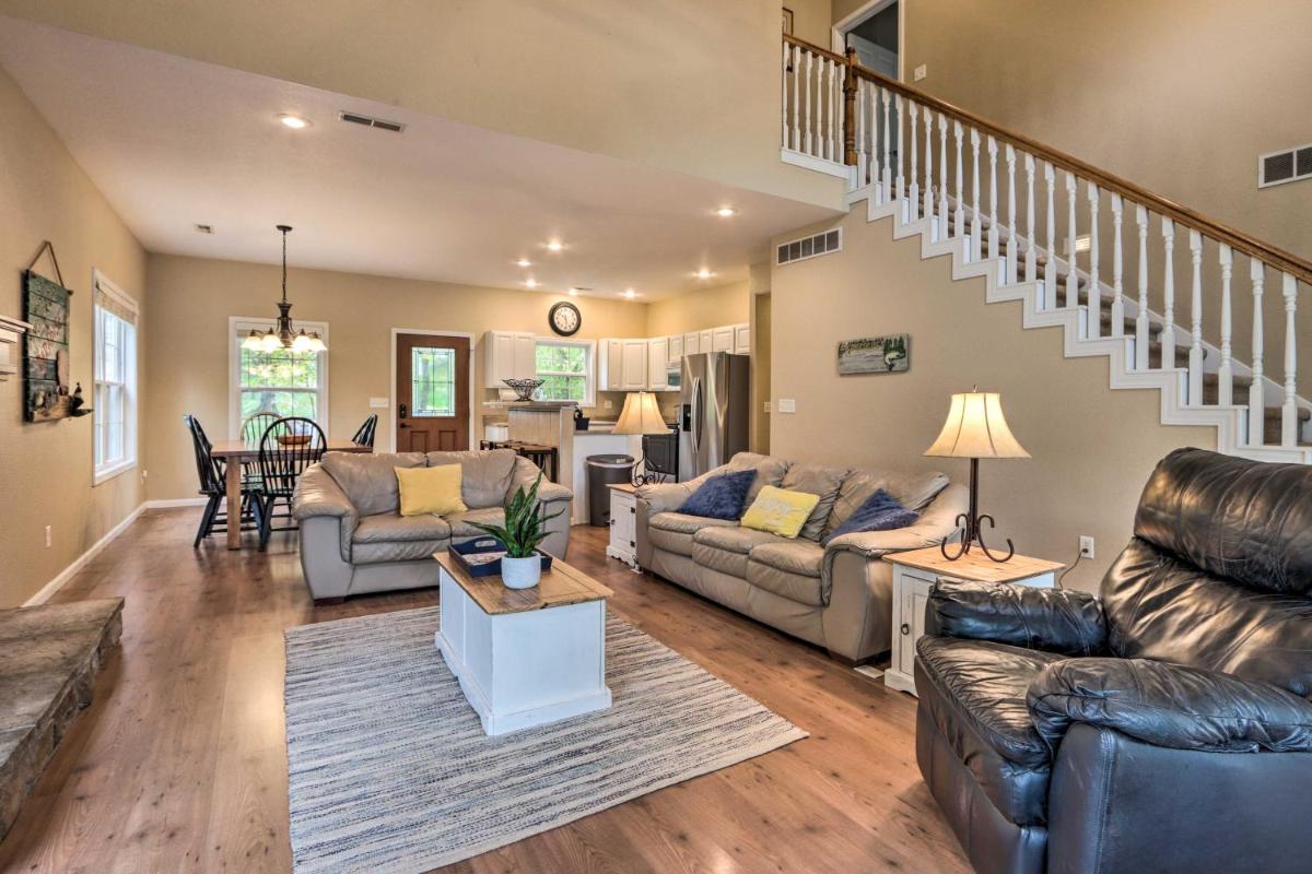 Lakefront Camdenton Home with Fire Pit and Grill! - Housity